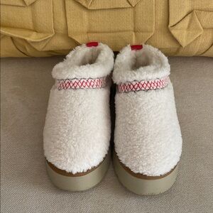 Women’s Platform Slippers Mini Boot Size 6